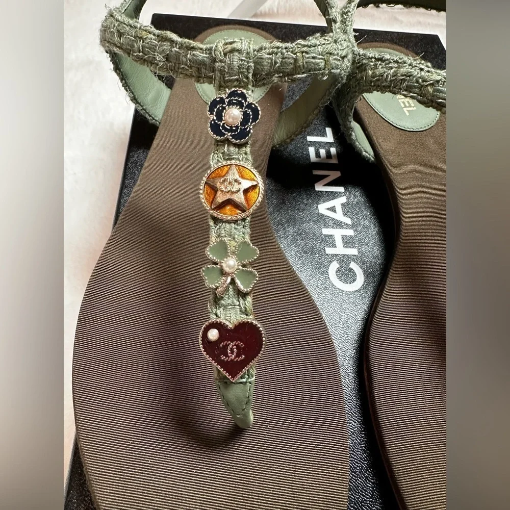 CHANEL Women's Sandals with Green Straps-Thongs,Tweed brand new with box